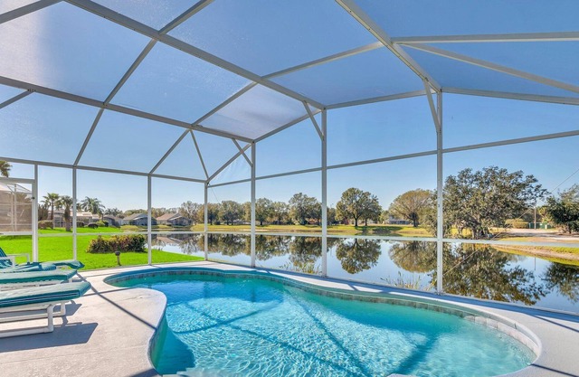 Lovely, Single Storey Vacation Home Overlooking Water