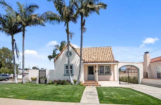 Lovely spacious 6-bedroom villa with Hot Tub in Los Angeles
