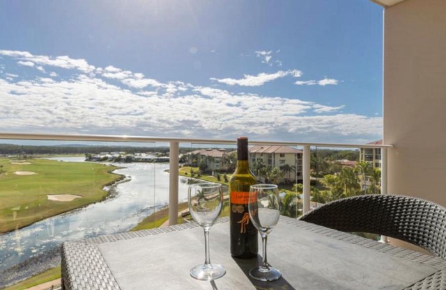 Lovely Studio Apartment Overlooking Golf Course!