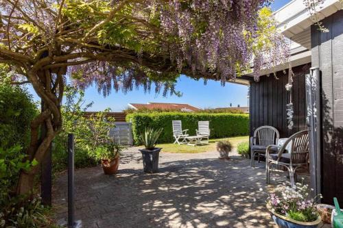 Lovely Summerhouse By The Beach