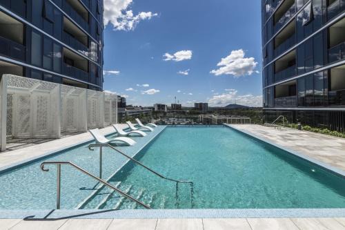 Lovely Sunny 2-bedroom Apartment with Pool and Gym