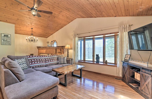 Lovely Terra Alta Cabin < 1 Mi to Alpine Lake
