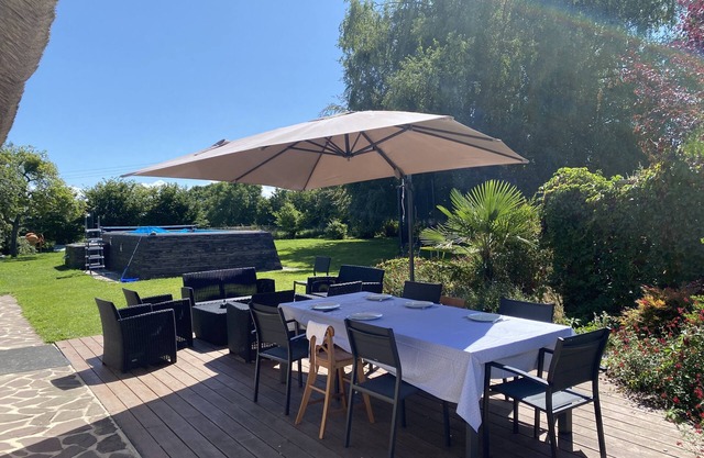 Lovely thatched cottage with pool, just 10 minutes from the glamour of Deauville