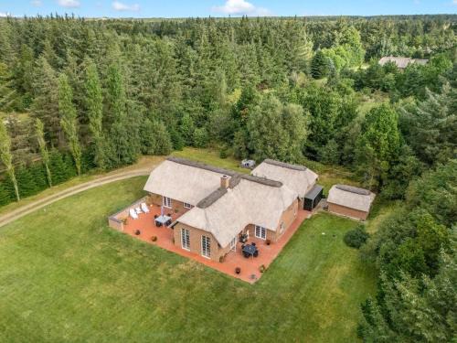 Lovely Thatched Holiday Home With Spa And Sauna