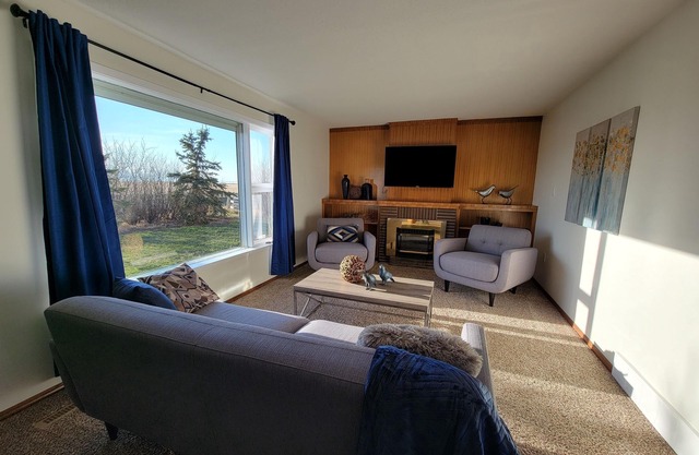 Lovely Three Bedroom Farmhouse between Lethbridge and Coaldale