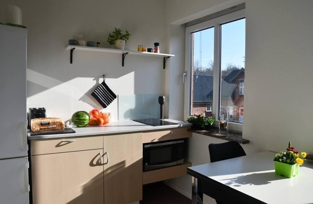 Lovely Town Apartment - Sleeps 5, Parking & Garden