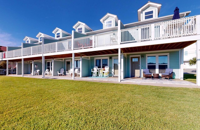 Lovely Townhouse Steps From Beach w/Free WiFi, Breathtaking Views, & Central AC