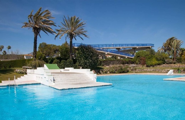 Encantadora casa adosada junto al mar con piscina, Cerca de la playa, jardines, piscina y pueblo