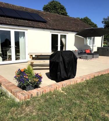 Lovely two bedroom bungalow with hot tub