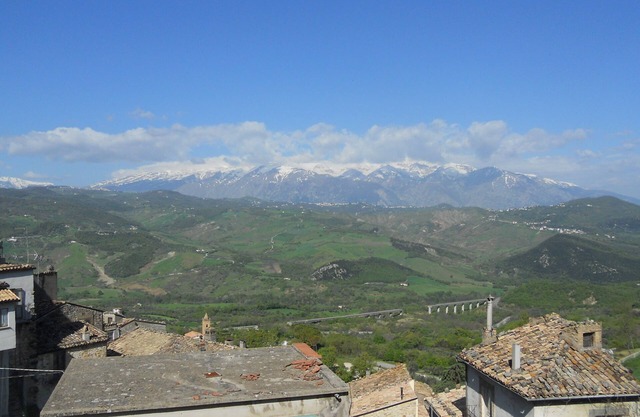Hermosa vista de la Maiella del hogar en el corazón de la Bomba