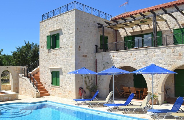 Villa con piscina privada, vistas al mar ya la montaña