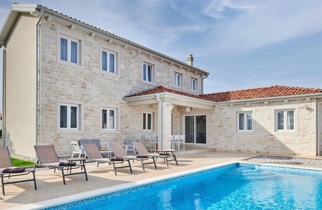 Villa Leon / Modern Villa Leon in Western Istria