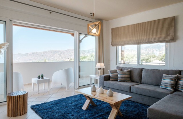Preciosa Villa Poseidón con piscina privada, gran jardín, vistas al mar, Creta oriental