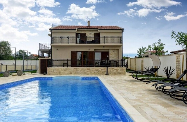 Lovely Villa Tona, in Dalmatia, with a Pool