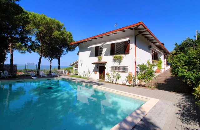 Lovely villa with pool overlooking Lake Trasimeno just outside the village of San Feliciano. Perfect