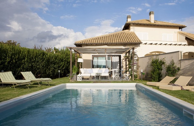 Preciosa villa con piscina privada cerca de un campo de golf y playas.