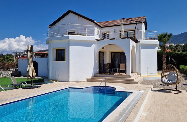 Encantadora villa con piscina privada, excelente mar y vistas a la montaña, para familias / adultos