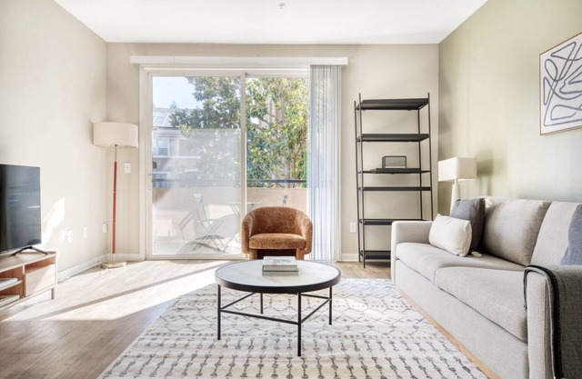 Lovely Walnut Creek 2BR w/ Pool, Gym & W/D, close to BART, by Blueground