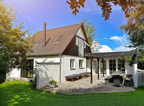 Lovely Year-Round Home With Sea View