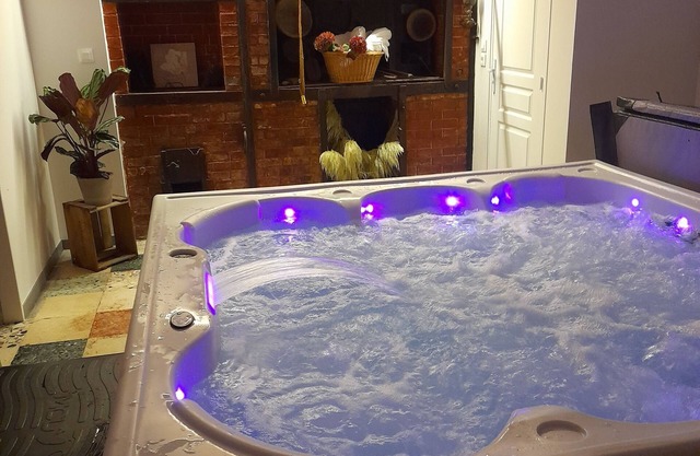 Lovers' Weekend with Jacuzzi. In the heart of the Cotentin region in Manche.