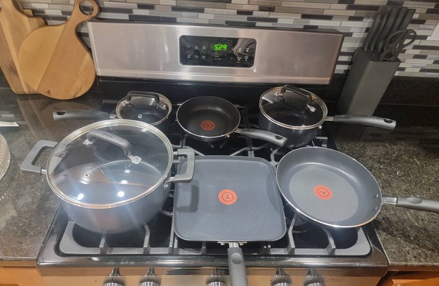 Lovey Spacious 2 Bedroom Apartment 15 min from Airport/Downtown