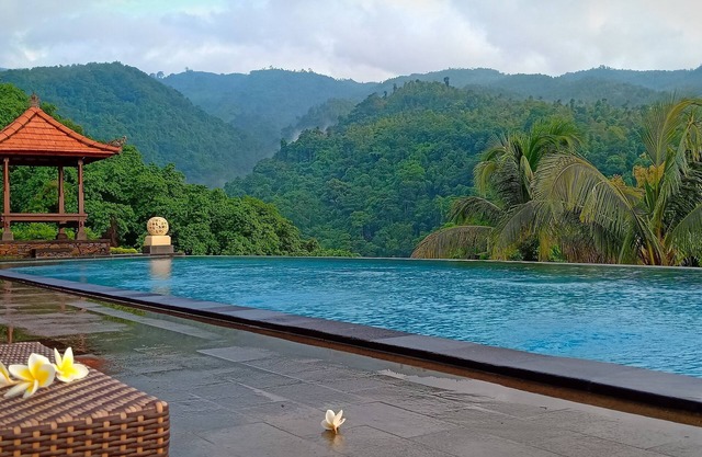 Lovina hillside & ocean view villas