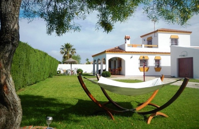 Muy bien amueblada casa, 250 metros del mar, amplio jardín, azotea