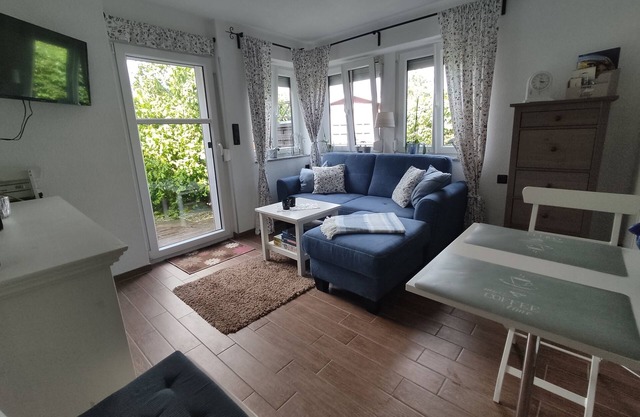 Apartamento amueblado con cariño, con su propia entrada y plaza de aparcamiento.