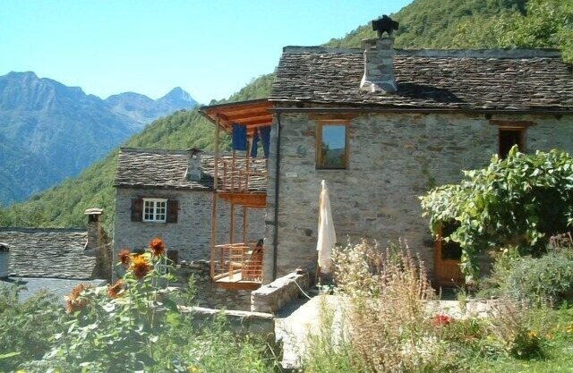 Con estilo y reformado casa de piedra en el borde de un hermoso pueblo de montaña