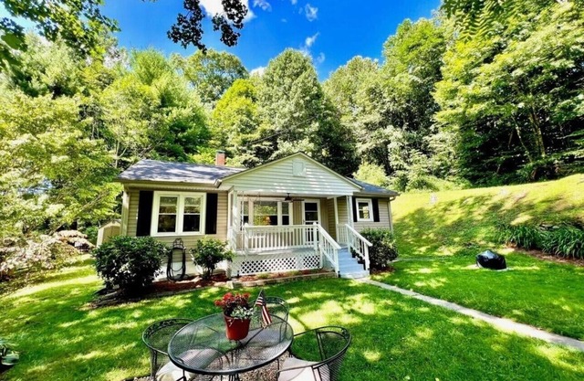 LOW JUNE RATES! Cozy Cottage with private setting in Lansing, NC