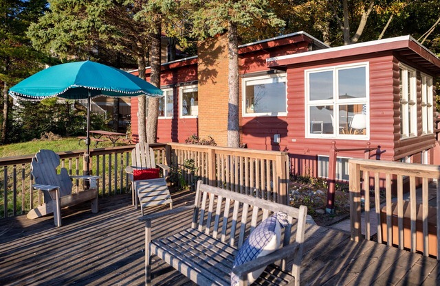 Low-bluff cottage with private Lake Michigan beach