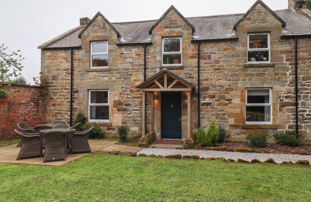 LOW MOOR, pet friendly, character holiday cottage in Easington