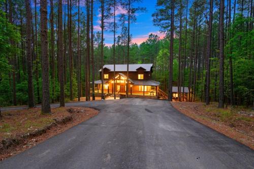 Low Rider Lodge - Backs to Pine Forest and ATV Trail Access from Driveway