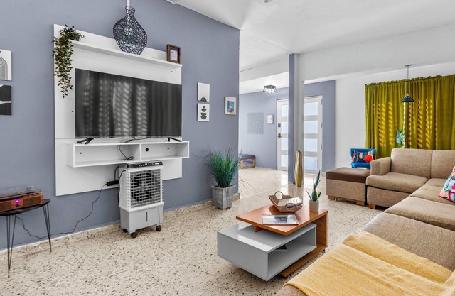 Skip Stress Be @ 4 Min AirPort & Beach .Huge Home Solar Panels & Jacuzzi & Pool