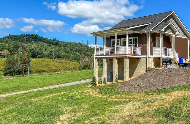 LOW SPRING RATES! Walker's Way - 2BR/1BA Cabin Blue Ridge Parkway
