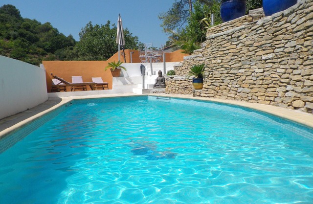 villa de alquiler bajo con piscina climatizada VAR tranquila
