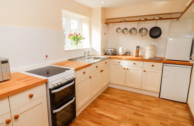 LOWER BARN, character holiday cottage, with open fire in Peterchurch