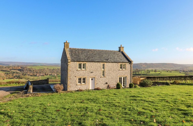 LOWER COWDEN FARM, pet friendly, with a garden in Bakewell