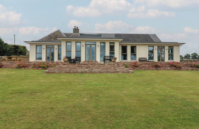 LOWER LODGE, pet friendly, character holiday cottage in Cupar, Fife