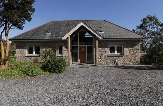 LOWER MELLAN BARN, pet friendly, luxury holiday cottage in Coverack