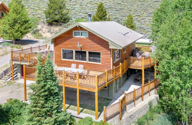Lower Stanley Lodge: Capacidad para 13 personas con vista a la montaña de diente de sierra, cubierta grande