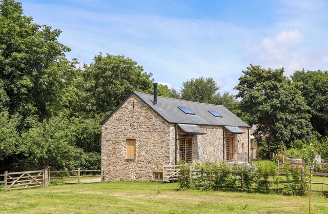 LOWER WALREDDON BARN, pet friendly, with hot tub in Tavistock