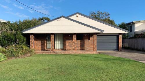 Lowset pet friendly home, with room for a boat, Palm Ave, Bongaree