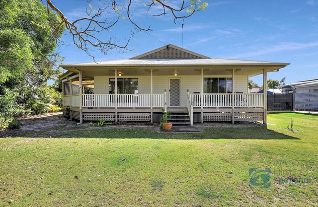 Lowset Queenslander 1 Street from the Beach