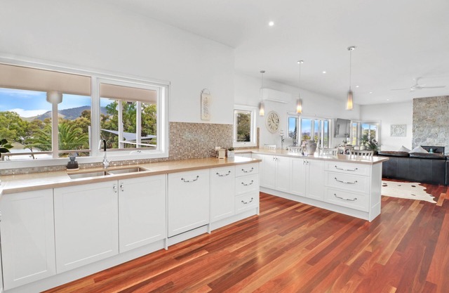 Loyola Lake House - Picturesque Lakefront Home with Pool