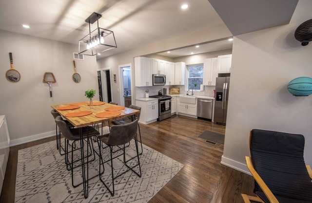 Loyola Lookout – Sporty 3BR Apt Steps from Loyola & Lake w/ Free Parking