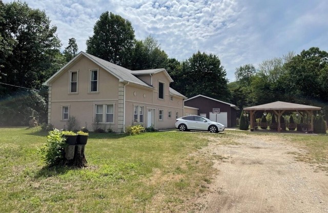 Lrg. Estate w/ 2 Backyards, 4 Master Bedrooms, 2 Living Rooms, Minute From Beach