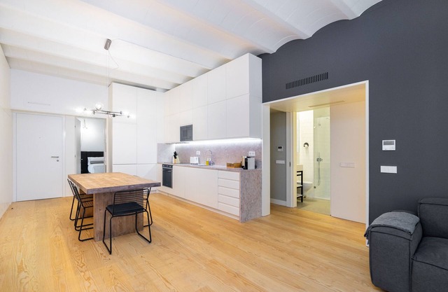 LS48 Prime Location Upscale Apartment
