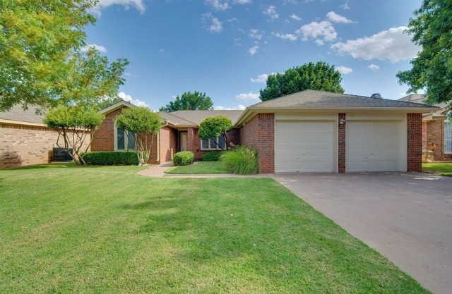 ¡NUEVO! Lubbock Home w / Deck & Yard - ¡8 millas a TTU!
