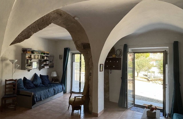 LUBERON casa de pueblo entera 2/6 personas, lago a 2000m